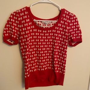 Flattering patterned sweater shirt